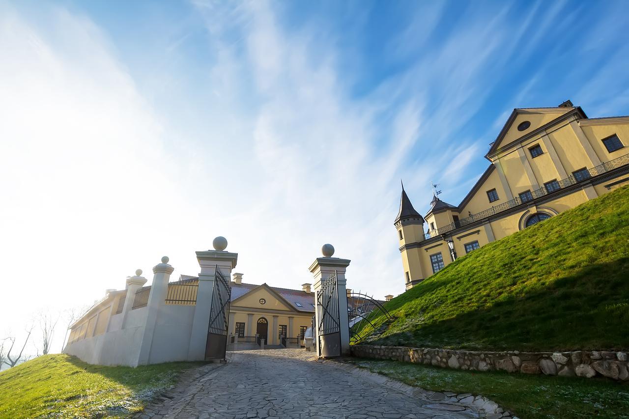 Palace Hotel Nyaszvizs Kültér fotó