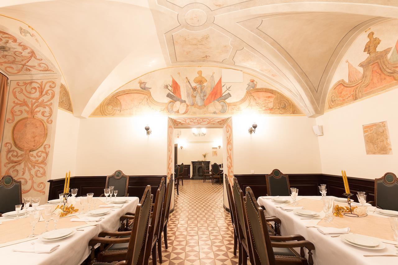 Palace Hotel Nyaszvizs Kültér fotó