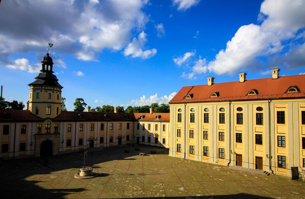 Palace Hotel Nyaszvizs Kültér fotó