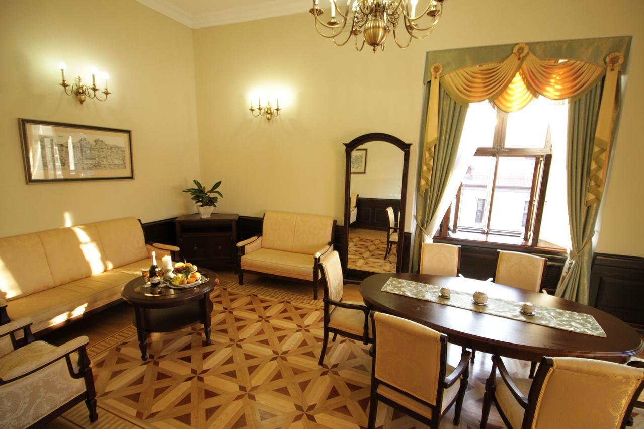 Palace Hotel Nyaszvizs Kültér fotó