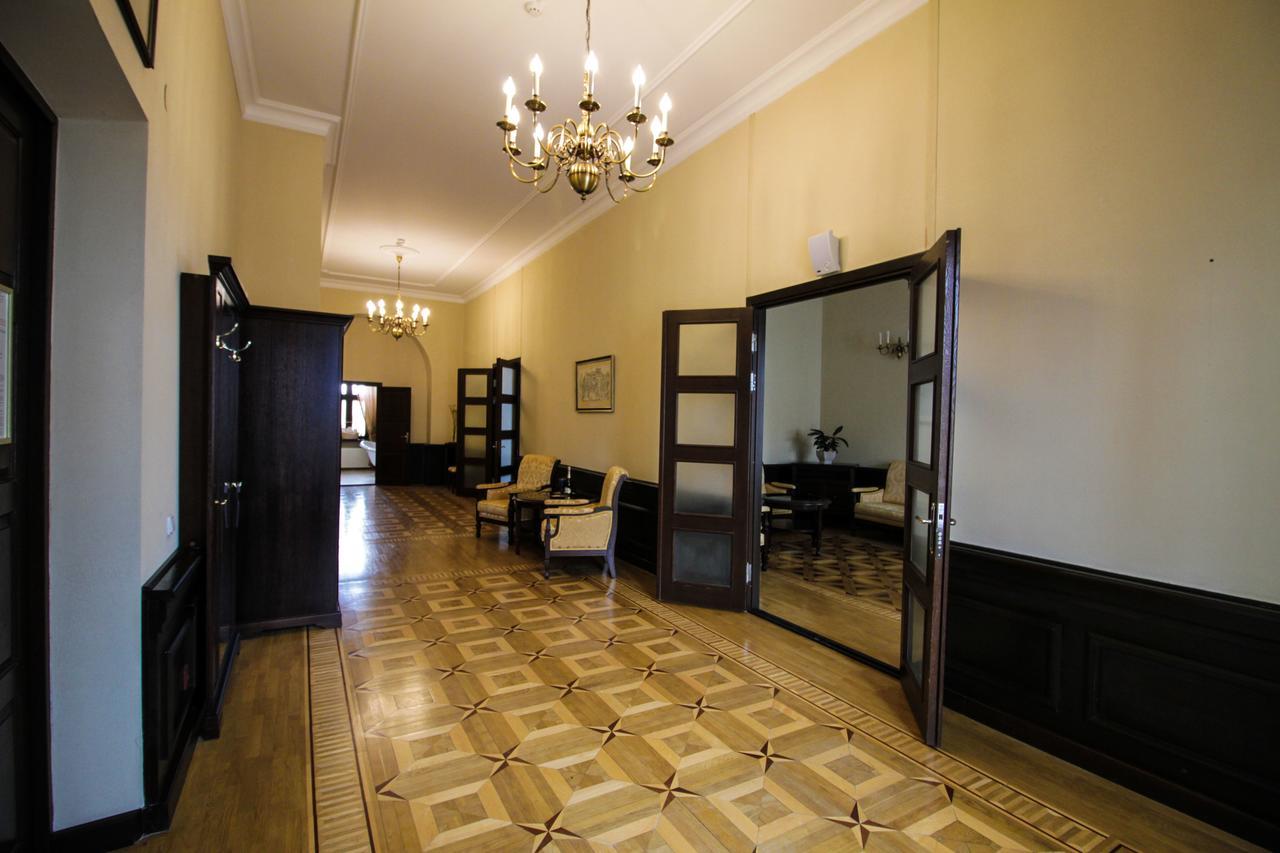 Palace Hotel Nyaszvizs Kültér fotó