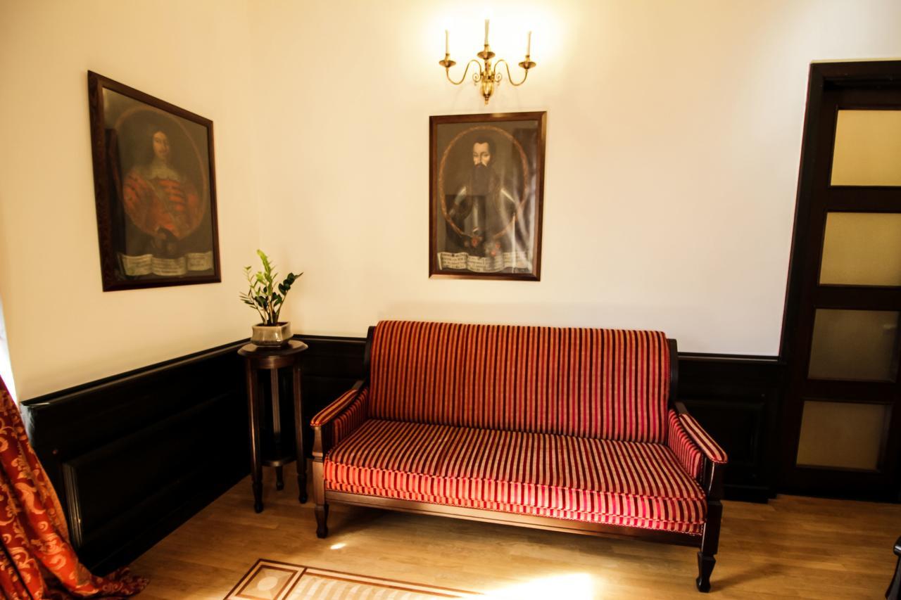 Palace Hotel Nyaszvizs Kültér fotó