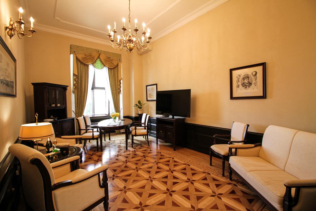 Palace Hotel Nyaszvizs Kültér fotó