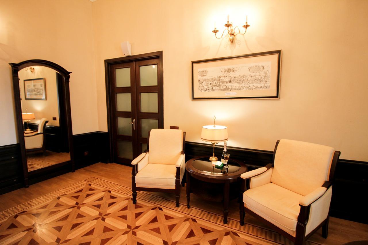Palace Hotel Nyaszvizs Kültér fotó