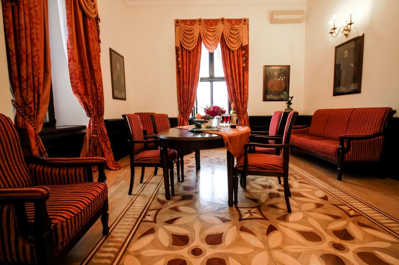 Palace Hotel Nyaszvizs Kültér fotó