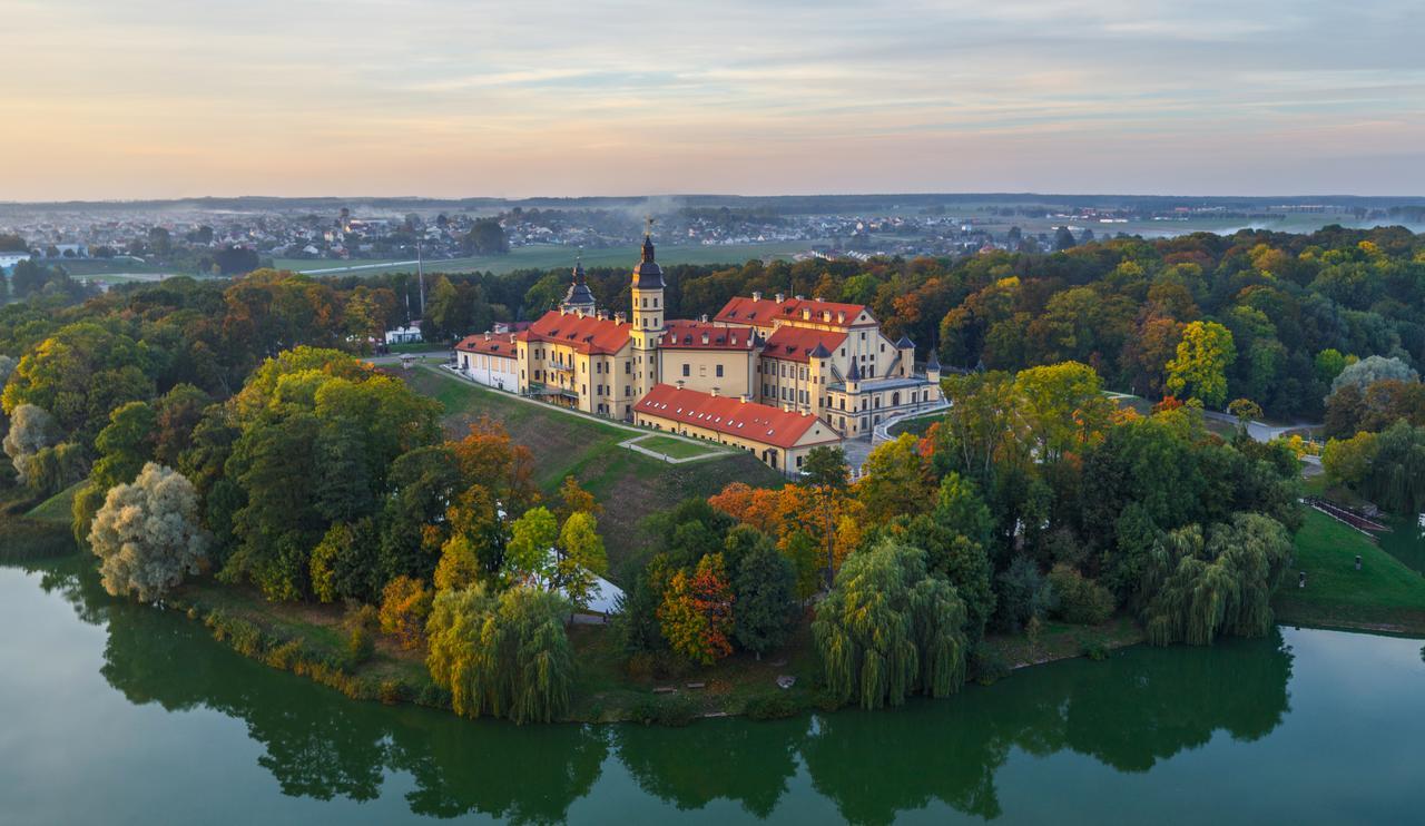 Palace Hotel Nyaszvizs Kültér fotó