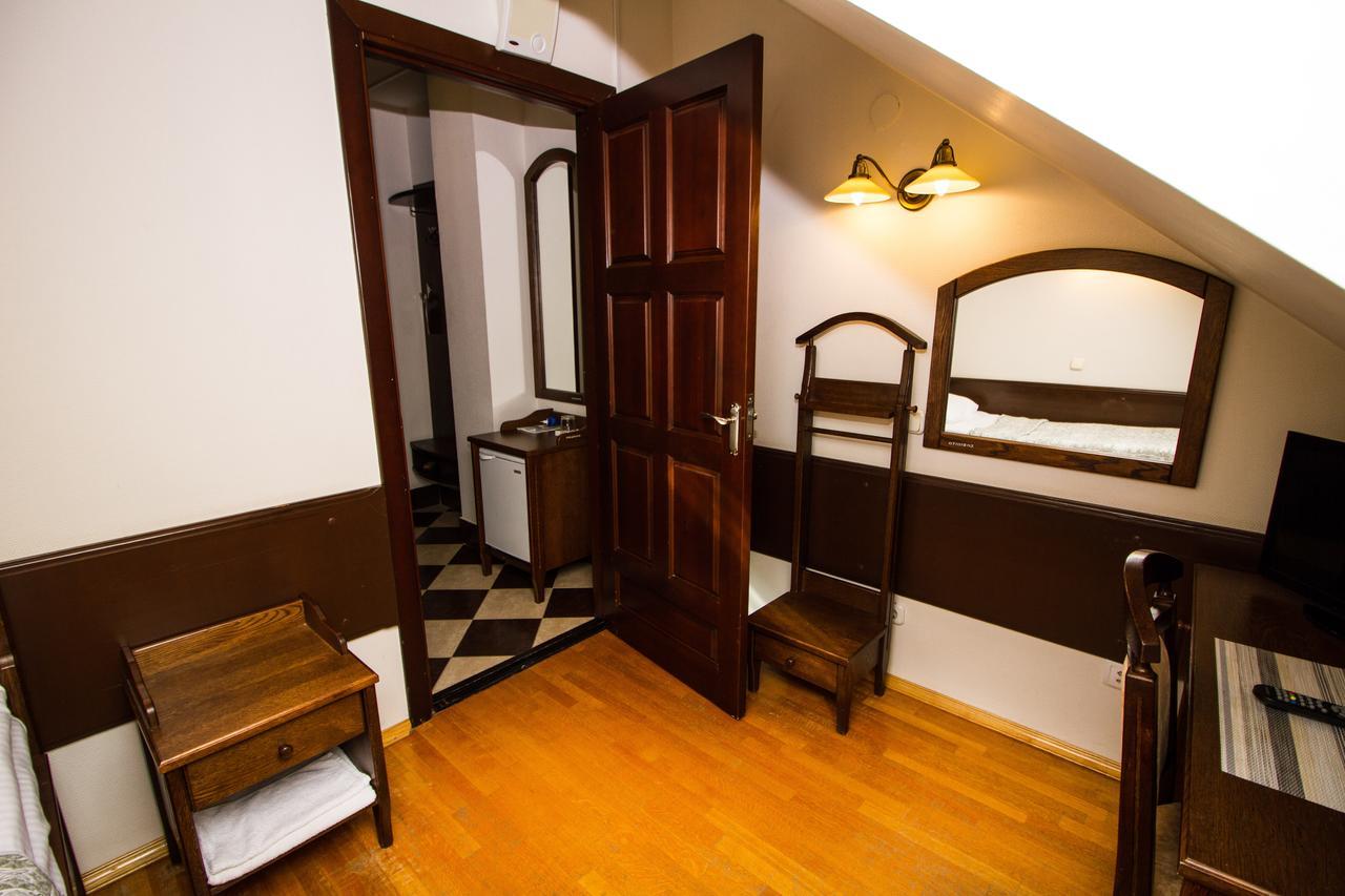 Palace Hotel Nyaszvizs Kültér fotó