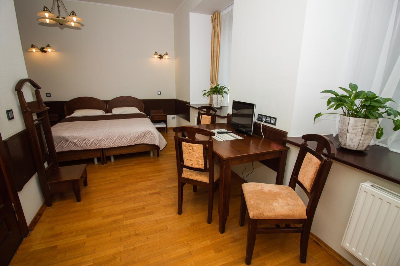 Palace Hotel Nyaszvizs Kültér fotó