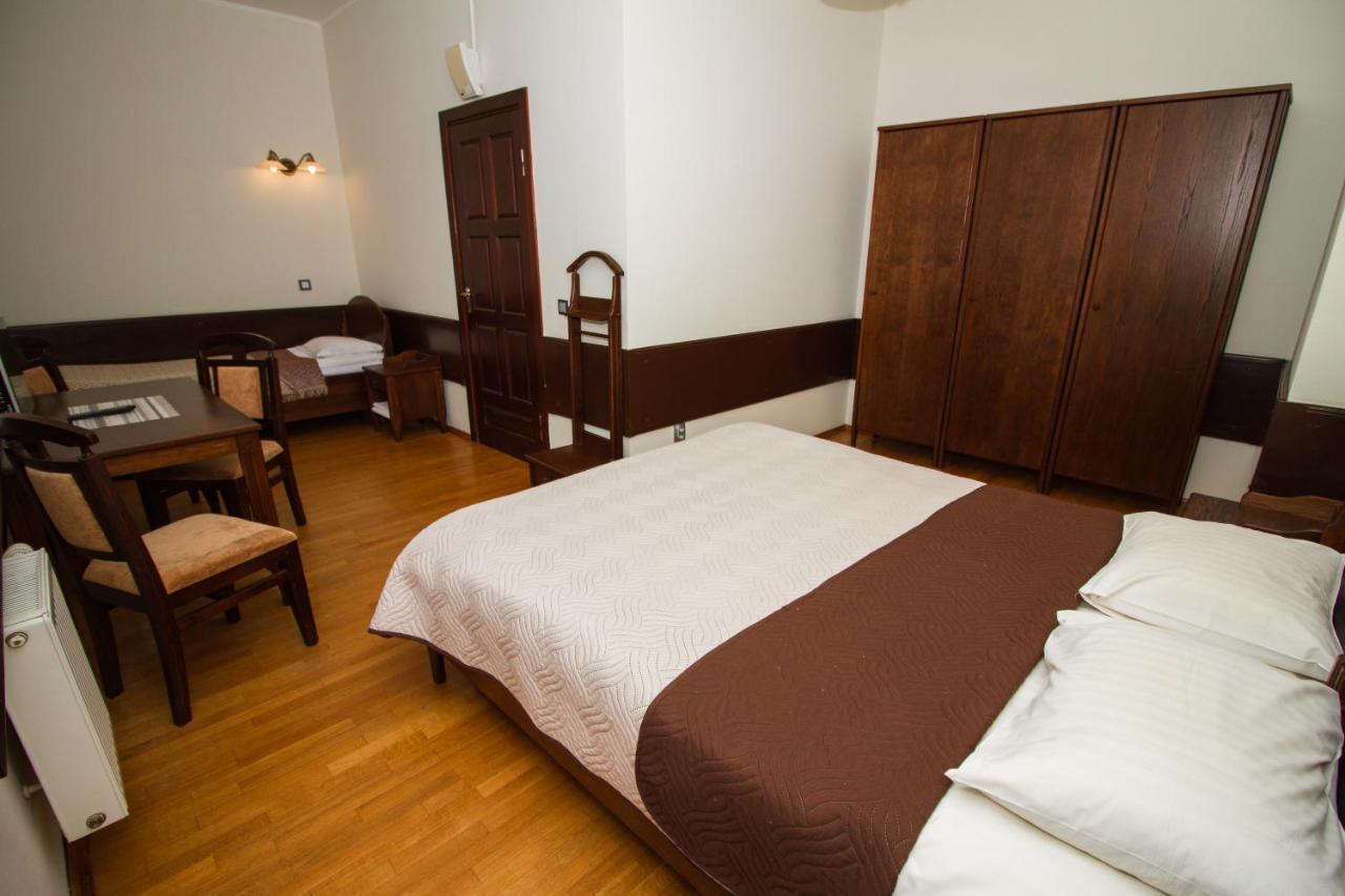 Palace Hotel Nyaszvizs Kültér fotó