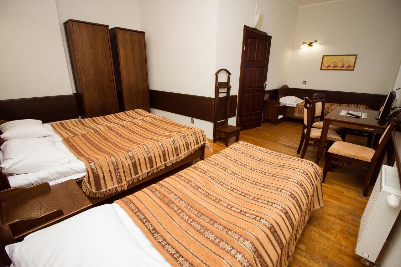 Palace Hotel Nyaszvizs Kültér fotó